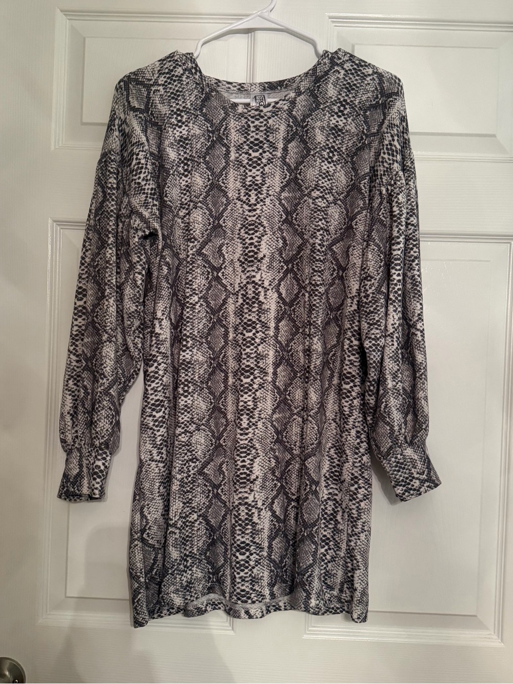 Erge Long Sleeve Snake-Print Tunic Dress in Gray and Black